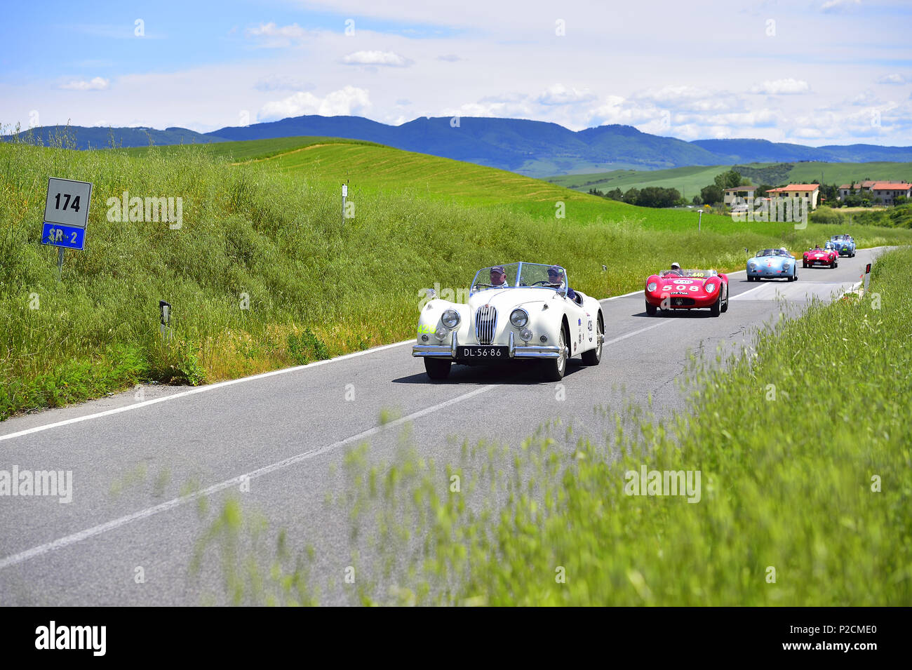 Oldtimer auf einer Straße, Jaguar vor, Mille Miglia, 1000 Miglia, 2014, San Quirico d'Orcia, Siena, Toskana, Italien, Europa Stockfoto