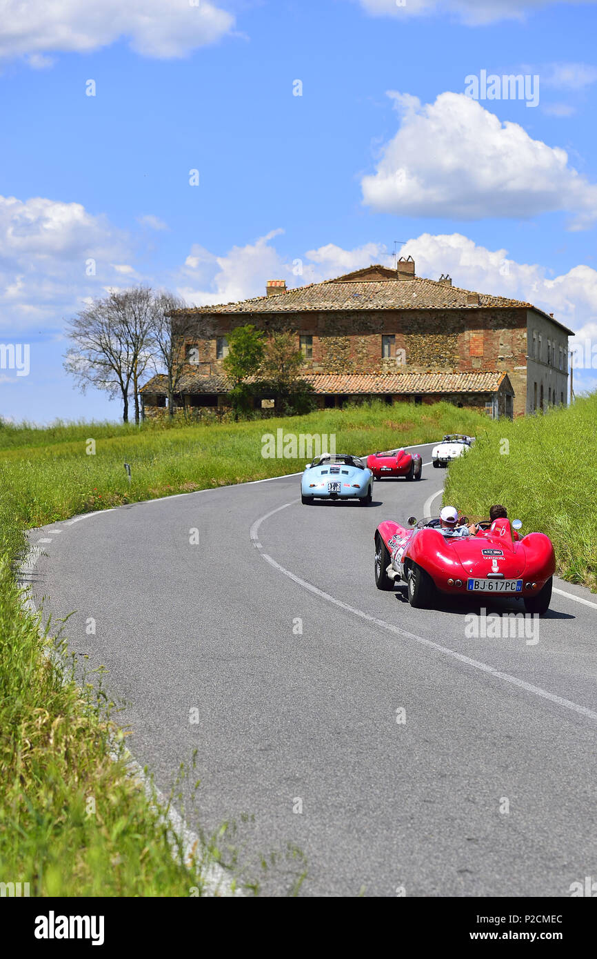 Red Maserati Oldtimer auf einer Straße in der Nähe eines Hauses durch die toskanischen Tal, Mille Miglia, 1000 Miglia, 2014, San Quirico d'Orcia SI Stockfoto