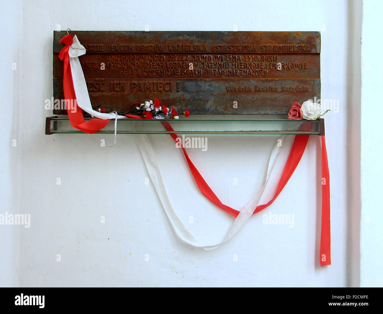42 Gedenktafel für die Opfer des NKWD in der Kirche St. Maria in Danzig Stockfoto