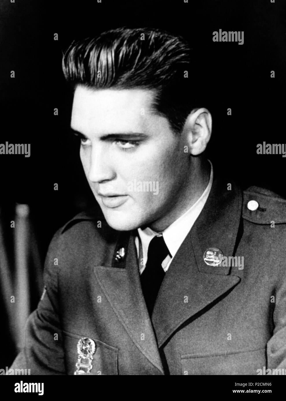 Der amerikanische Sänger Elvis Presley, die eine Pressekonferenz kurz nach dem Start seinen Militärdienst in der oberen Hessen (Deutschland) im Jahr 1958. Stockfoto