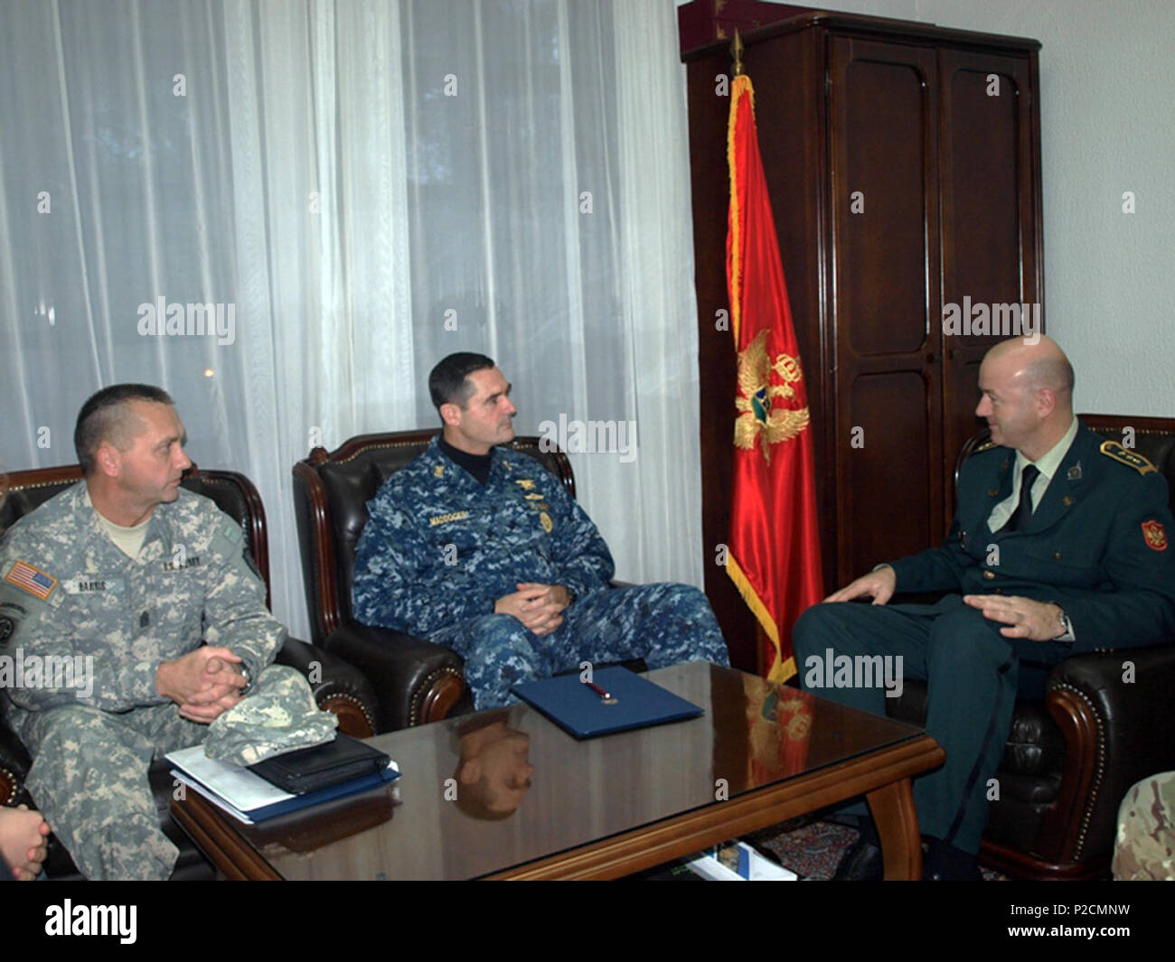 . Englisch: Chief Petty Officer Roy Maddocks, US-European Command der älteren eingetragenen Leader und Command Sergeant Major Terrence Harris, Senior Soldaten Führer der Maine National Guard, Non-Commissioned Officer corps Entwicklung mit Oberst Zoran Lazarevic, Stabschef des montenegrinischen Allgemeines Personal diskutieren. Dezember 2011. Montenegrinische Verteidigungsministerium 32 Maine Montenegro SEL Stockfoto