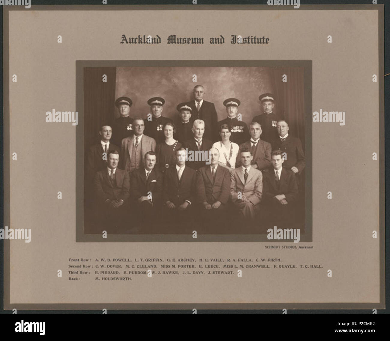 . Auckland Museum und Institut. Englisch: Personal Gruppe portrait. Vordere Reihe: A.W.B. Powell, L.T. Greif, G.E. Archey, Vaile, R.A. Falla, C.W. Firth. Zweite Reihe: C.W. Dover, M.C. Cleland, Miss M. Porter, E. Leece, Miss L.M. Cranwell, F. Quayle, T.C. Halle. Dritte Zeile: E.Pierard, E. Purdom, W.J. Hawke, J.L. Davy, J. Stewart. Zurück: M. Holdsworth. . Ca. 1930er Jahre. 5 Auckland Museum und Institut Mitarbeiter Gruppe portrait.Ca. 1935 Stockfoto