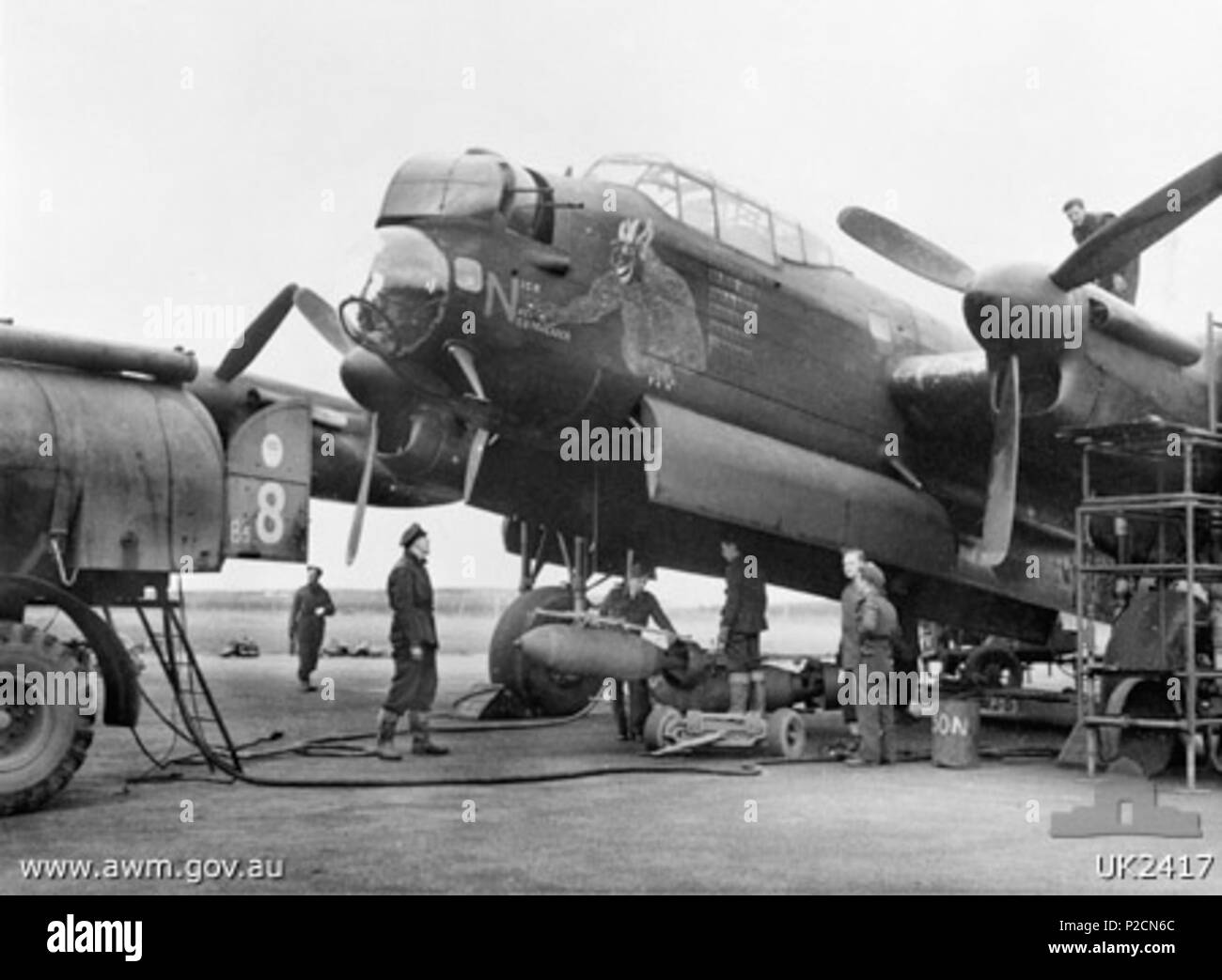 . Englisch: AWM Bildunterschrift: Lincolnshire, England. 1944-12-05. 'Nick' der NS-neutralisator ein Lancaster Flugzeuge von Nr. 463 RAAF Squadron, RAF Station Waddington, der 67 Operationen durchgeführt hat. Zweimal hat das Flugzeug wieder sicher nach mit der Hälfte der Leitwerk entfernt. Vom 5. Dezember 1944. Nicht angegeben 5 Avro Lancaster - Waddington - 463 Sqn RAAF (UK 2417) Stockfoto