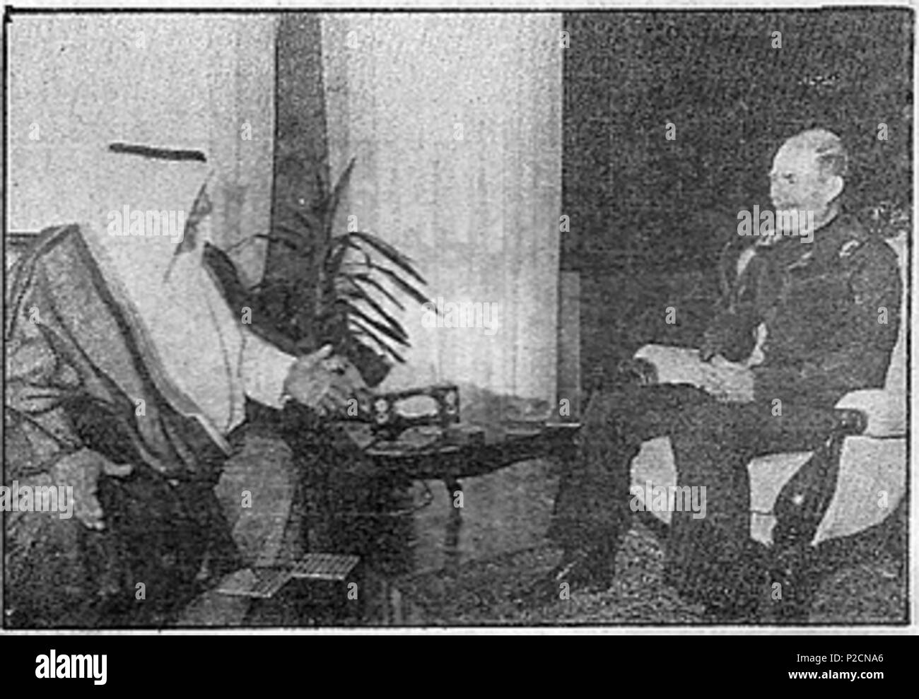 . Irakische Politiker (Stellvertretende Vorsitzende des Revolutionären Kommandorates) Izzat Ibrahim ad-Duri (rechts) mit einem ausländischen (Kuwait) Gast. 14. November 1988. Irakische Nachrichtenagentur (INA) 3 Ad-Duri Stockfoto