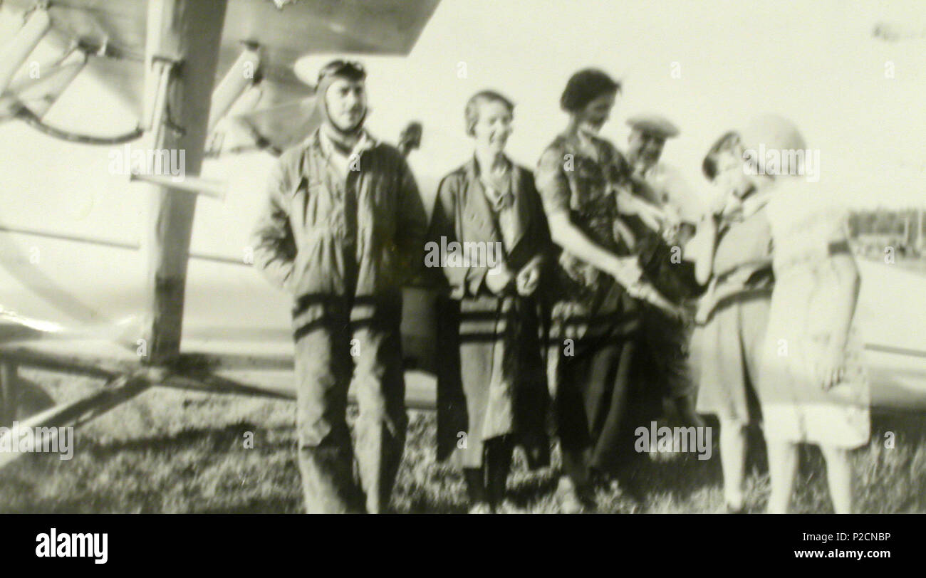 . Englisch: Nachbarn besuchen Sie George Yates und seine neueste Flugzeug.. Historische Bilder von Beaverton, Oregon. . Unbekannter Fotograf 36 Nachbarn George Yates und seine neueste Flugzeug besuchen. (Beaverton, Oregon Historische Fotogalerie) (16) Stockfoto