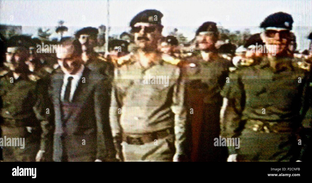 . Die irakische und die syrische Baathistischen Führer während der Beerdigung von Partei Gründer Michel Aflaq (von links nach rechts: Taha Yasin Ramadan, Shibli al-Aysami, Saddam Hussein, Izzat an-Duri). 23. Juli 1989. Irakische Nachrichtenagentur 17 Duri, Hussein, Aysami und Ramadan während Aflaq Beerdigung Stockfoto