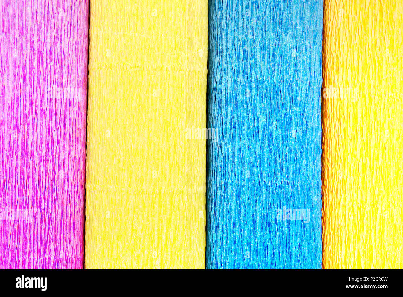 Textur für Hintergrund besteht aus vier verschiedenen farbigen Krepppapier Rollen. Stockfoto