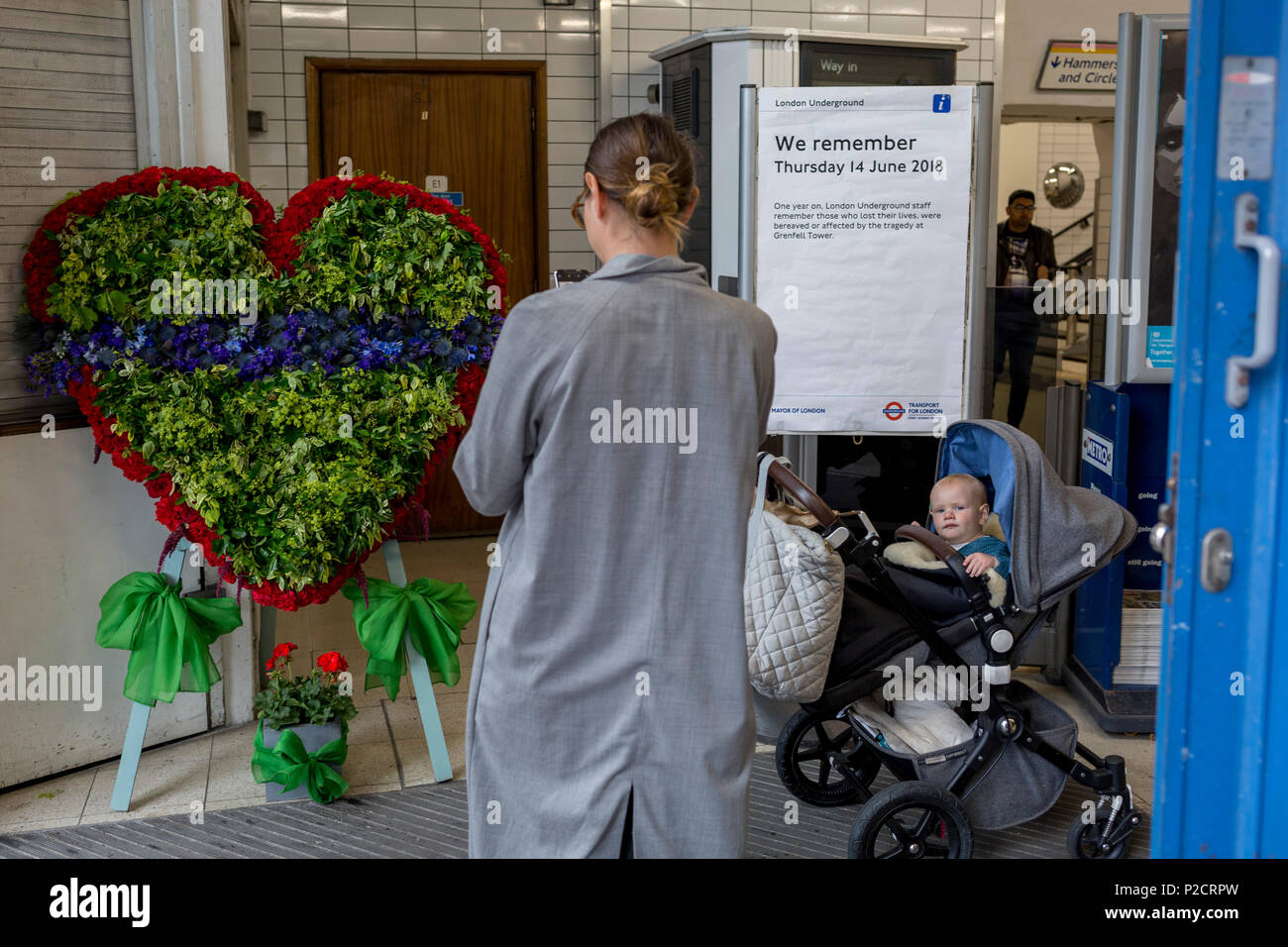 Eine Gedenkstätte Kranz am Eingang von Latimer Road Tube Station am ersten Jahrestag der Grenfell Turm Feuer, am 14. Juni 2018 in London, England. 72 Menschen starben, als der Turm im Stadtteil Kensington & Chelsea, in welcher der größte Brand seit WW2 aufgerufen wurde getötet wurden. Das 24-stöckige Hochhaus Grenfell von Sozialwohnungen Wohnungen in Kensington, West London, Vereinigtes Königreich. Es verursachte 72 Todesfälle, in der 293 Personen im Gebäude, darunter 2, die Entronnenen und verstarb im Krankenhaus. Mehr als 70 wurden verletzt und traumatisiert. Ein 72-zweite nationale Stille war am Mittag statt. Stockfoto