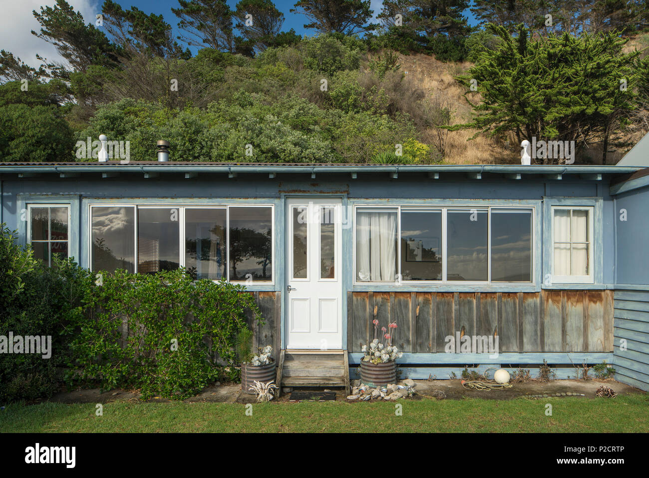 Vorne auf Schuß von Beach House/Bach. alten Hölzern. Windows. Garten. Historische Pourerere Bach/Beach House, Hawke's Bay, Neuseeland mit neuen hinaus b Stockfoto