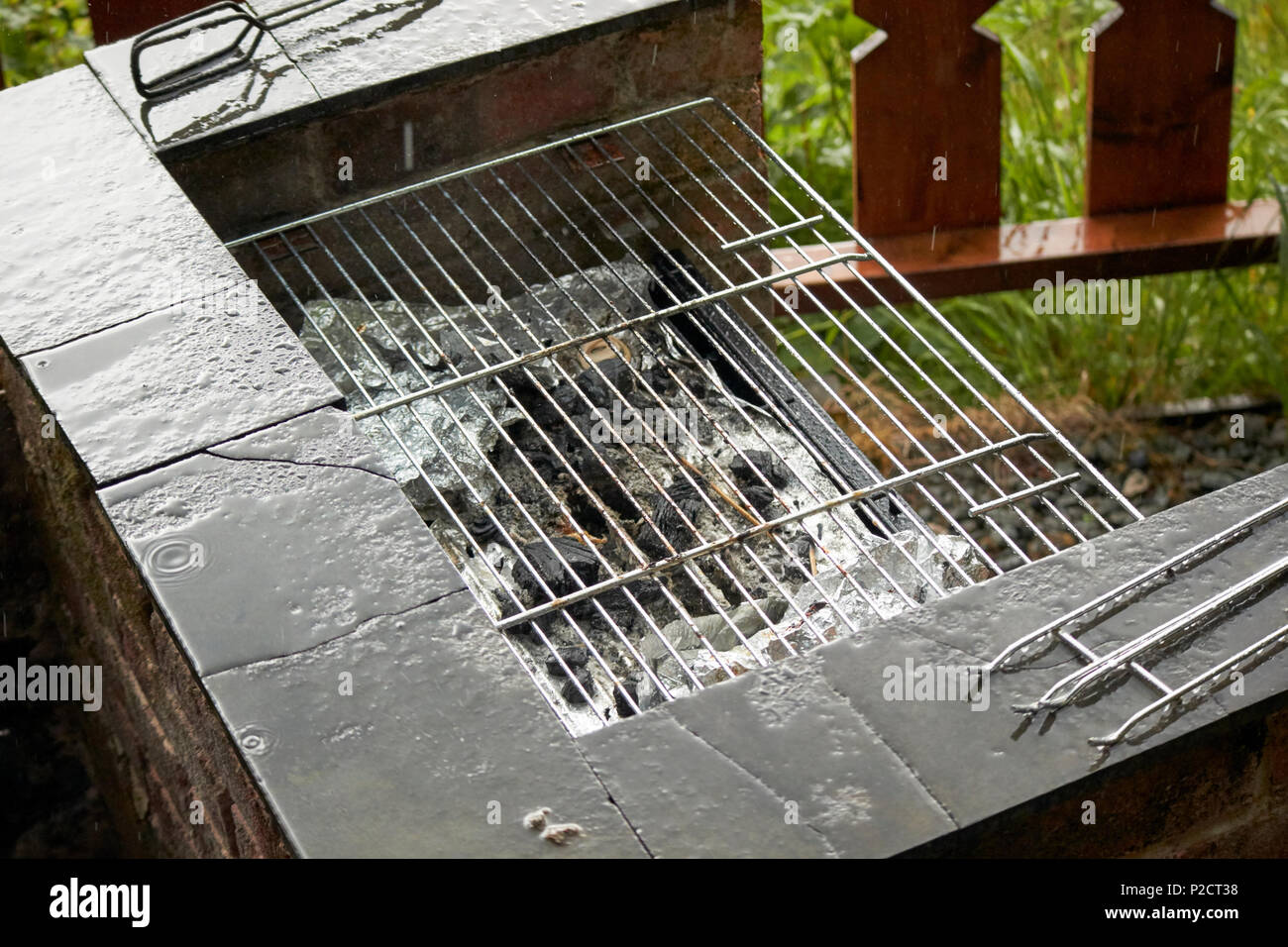 Regen auf gemauerten Grill im Vereinigten Königreich auf einem typischen britischen regnerischen Sommertag Stockfoto