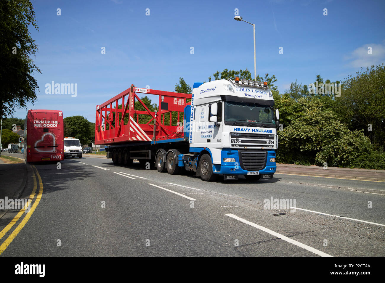 Schwertransporte Lkw Transport von großen metallischen Struktur überbreite Lancashire England Großbritannien Stockfoto