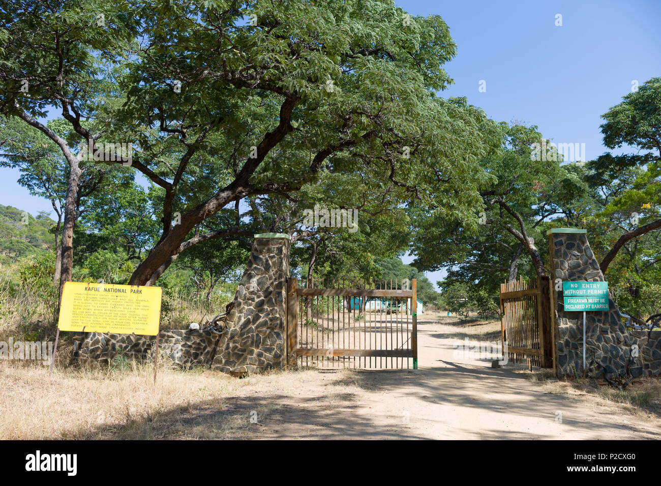 Tourist Entry Gate bei Dundumwezi Tor im südlichen Bereich von Kafue National Park, Sambia durch Zambian Wildlife Authority verwaltet. Stockfoto
