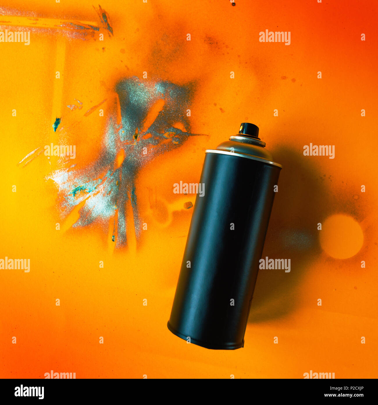 Schwarze Farbe spraydose für Graffiti Kunstwerk auf grunge gelben Hintergrund Stockfoto