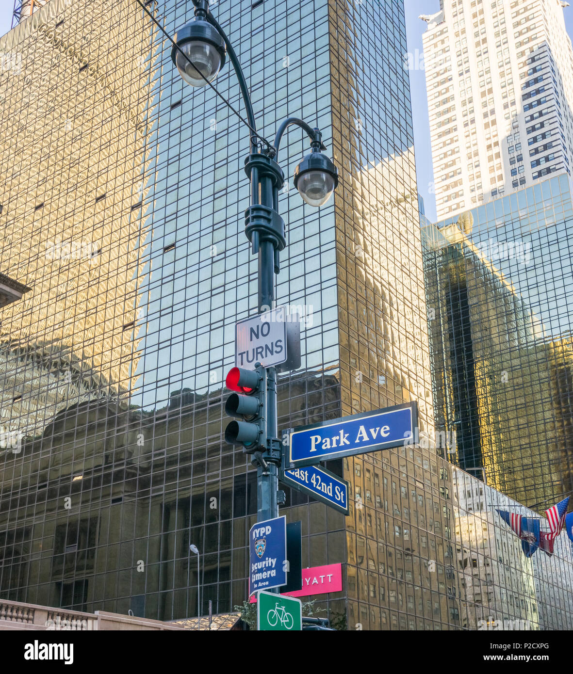 Typisch New York Wegweiser mit Wegbeschreibung und Ampeln, an der Kreuzung von Park Avenue und West 42th Street in Manhattan Stockfoto