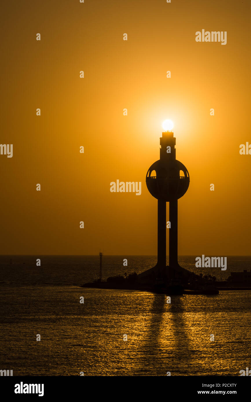 Die Sonne hinter der höchste Leuchtturm in der Welt, im Hafen von Jeddah, Saudi Arabien. Stockfoto