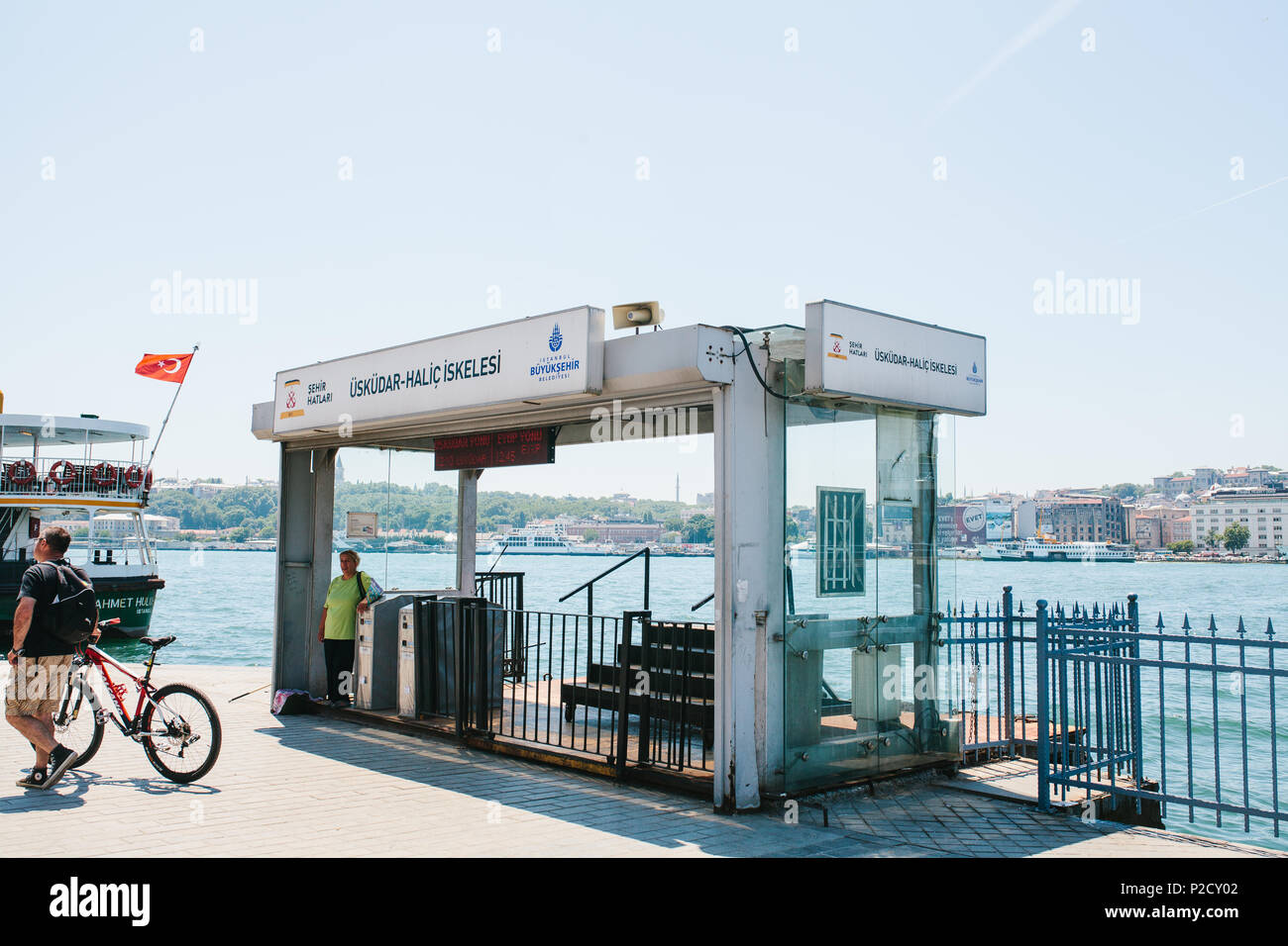 Istanbul, 17. Juni 2017: Lokale Steg oder mit der Fähre oder dem Hafen am Bosporus für den Transport der Bewohner der Stadt durch Wasser Stockfoto