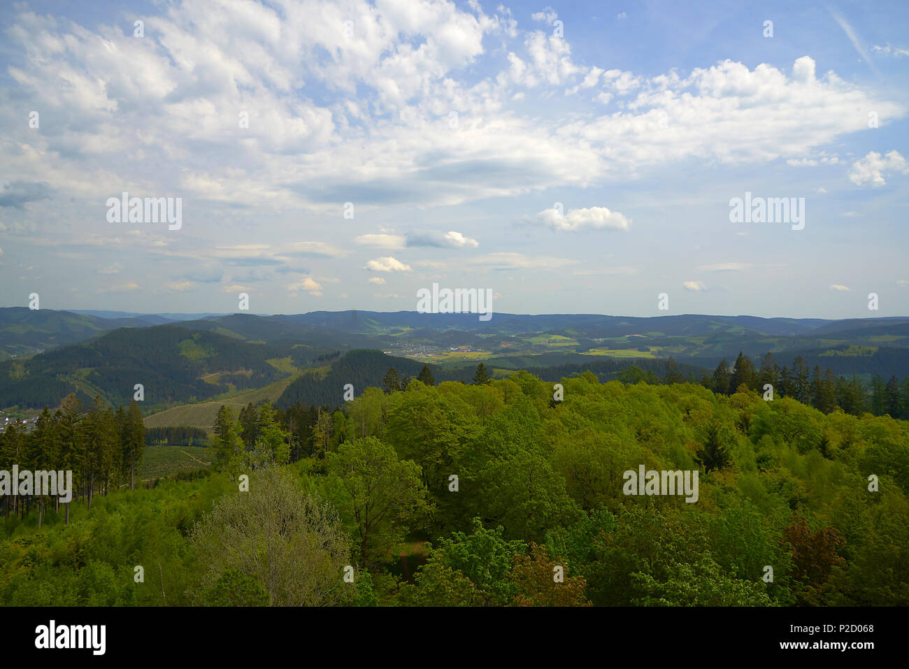 Hügel in einer Landschaft bei Sonnenuntergang in Sauerland, Deutschland Stockfoto