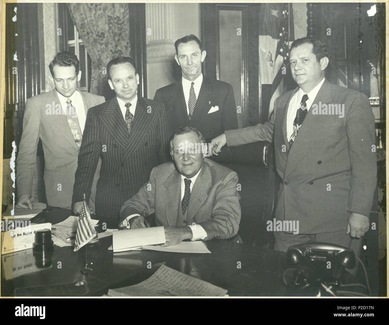 . Englisch: Rep. Jack Brooks ist zu weit links. Gouverneur Beauford Narr sitzt. Sen W.R. Vetter, Jr ist ganz rechts. Austin, Texas. 14. Juni 1949. offizielle Texas staatlichen Fotograf 1 1949 Unterzeichnung des Lamar College Rechnung. Stockfoto