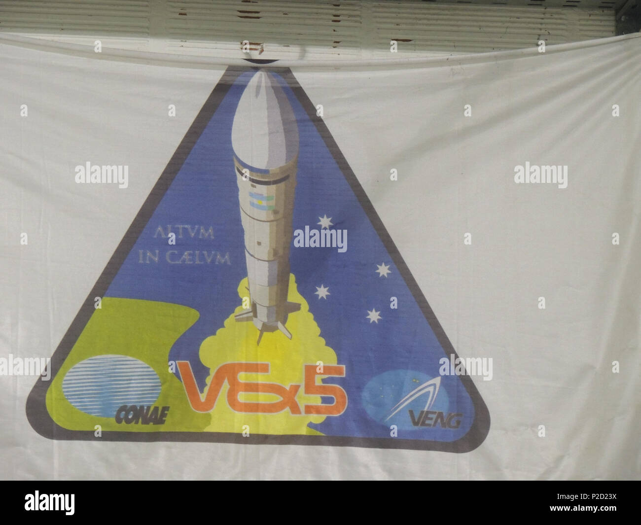 . Bandera con el parche Oficial de la misión VEx 5 ein. Vom 5. Juli 2017, 11:51. Juan Kulichevsky aus Argentinien 35 Mission Patch, VEx 5 (34898083014) Stockfoto