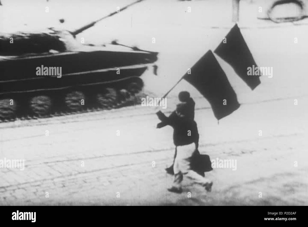 . ? Eština: Dvojice Pražan? Nisch smute? ní?erné prapory. V pozadí projíždí invazní Tank. 21. August 1968 National Archives (archive.org) 1 (srpen 68) Cerne tanku prapory U Stockfoto