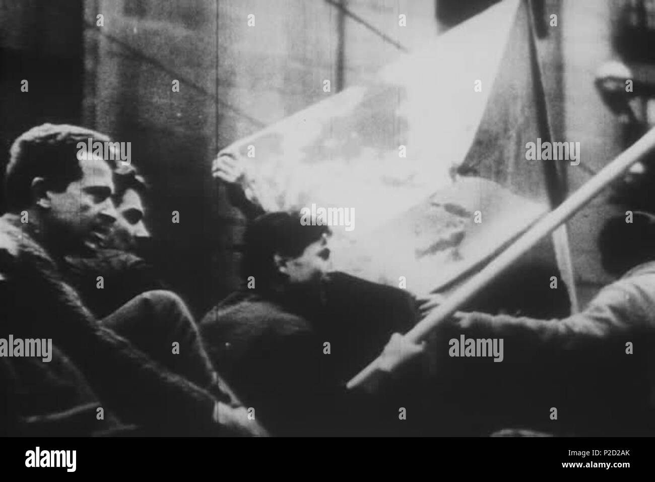 . ? Eština: Státní vlajka? eskoslovenska Topf??ná ísn krví Englisch: National Flagge der Tschechoslowakei abgedeckt im Blut. 21. August 1968 National Archives (archive.org) 1 (srpen 68) Cs vlajka pokryta krvi Stockfoto