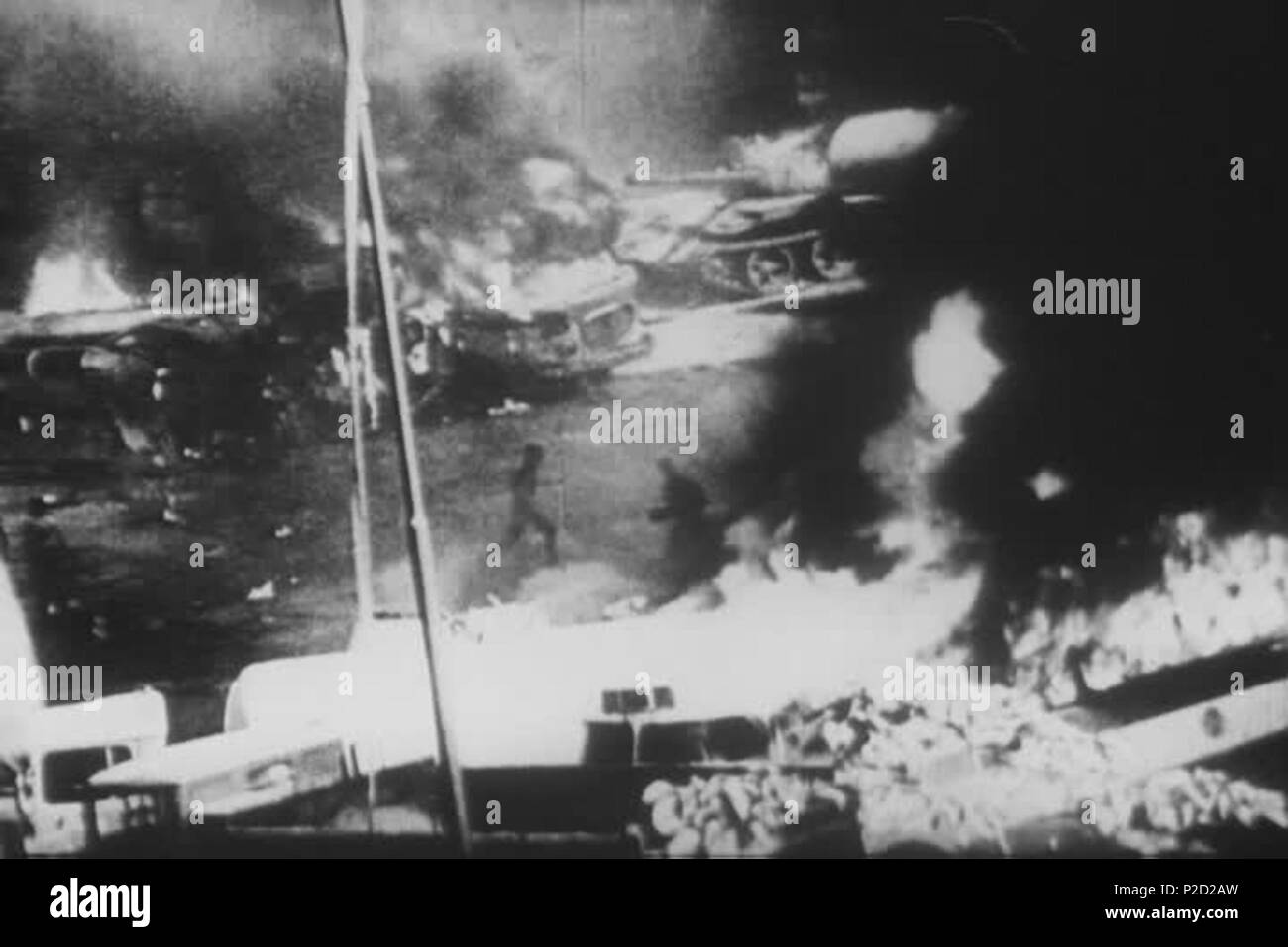 . ? Eština: Ho? ící barikády eine zapálené Sov?tské tanky Englisch: Barrikaden und die sowjetischen Panzer in Brand. 21. August 1968 National Archives (archive.org) 1 (srpen 68) Horici barikady ein tanky Stockfoto