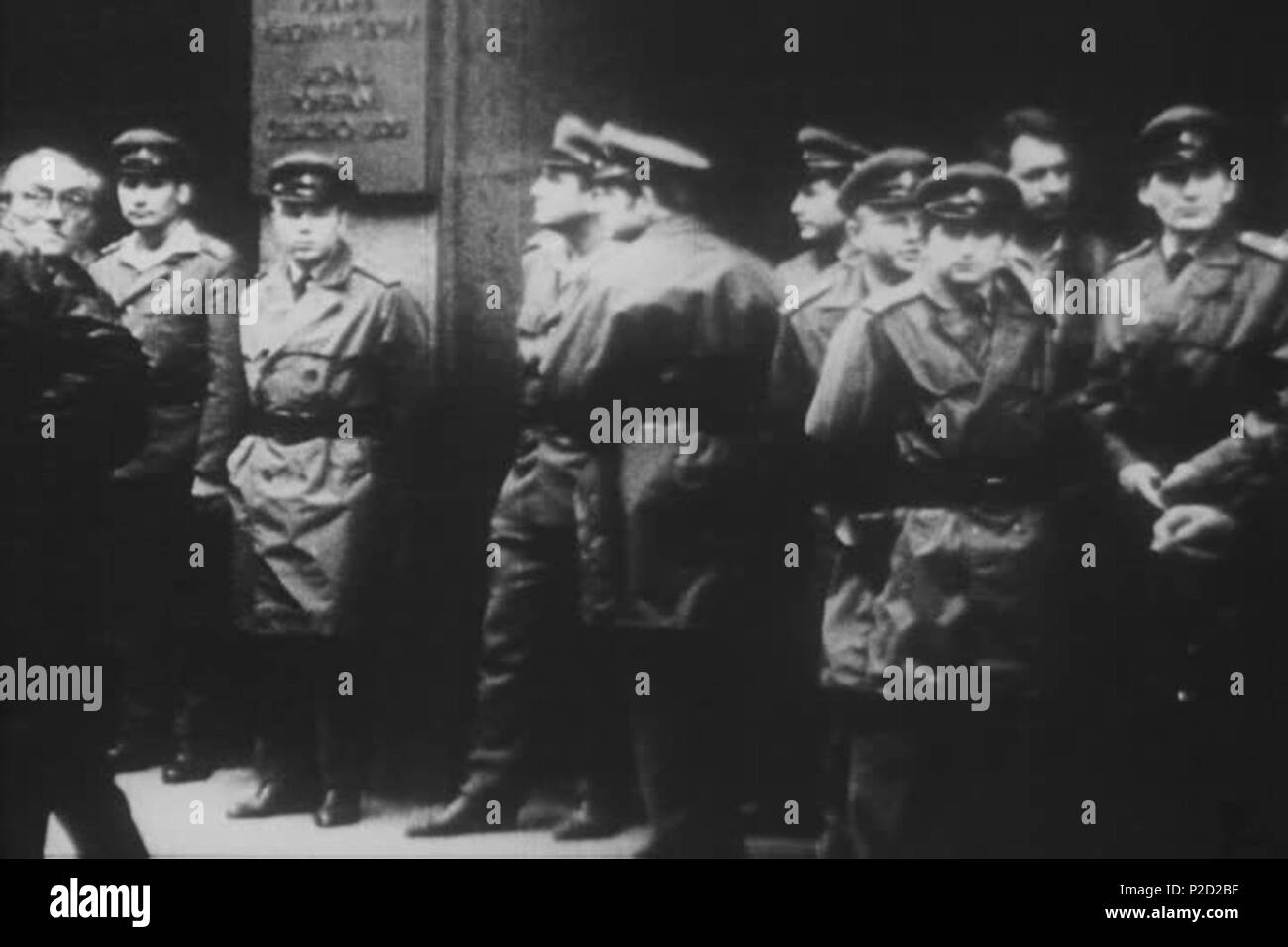 . ? Eština íslušníci ve: P??? bezpe ejné Nosti ne? Inn? Postávají. 21. August 1968 National Archives (archive.org) 1 (srpen 68) Prislusnici bezpecnosti verejne Stockfoto