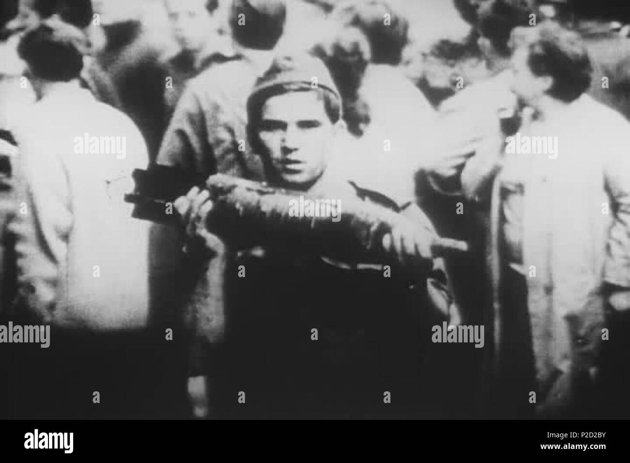 . ? Eština: Sov?tský voják s tankovou municí - podobn pravd?? Ji vynesl z ho? ícího tanku Englisch: Sowjetische Soldaten mit Tank Munition - Möglicherweise haben Sie aus einem brennenden tank Sloven? ina gebracht: Sovietsky vojak s tankovou muníciou. 21. August 1968 National Archives (archive.org) 1 (srpen 68) Sovetsky vojak s tankovou Gemeinden Stockfoto