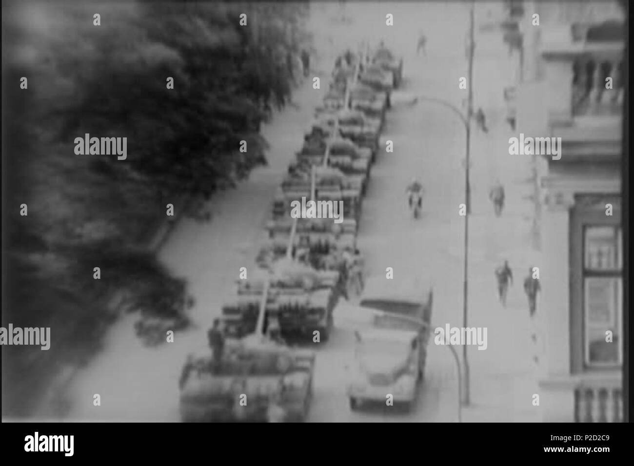 . ? Eština: Sov?tské okupa? ní síly. September 1968. National Archives (archive.org) 1 (Zari68) Dlouha tankova kolona Stockfoto