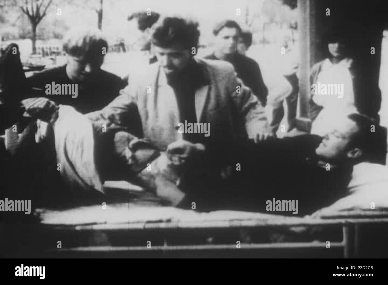 . ? Eština: Obyvatel Prahy zran? ný b? Saum invaze. 21. August 1968 National Archives (archive.org) 1 (srpen 68) Zraneny Prazan Stockfoto