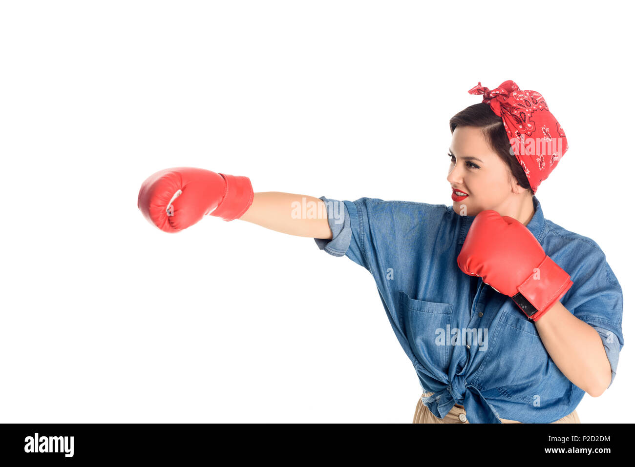 Attraktive Größe plus Frau in boxhandschuhe schlagen isoliert auf weißem Stockfoto
