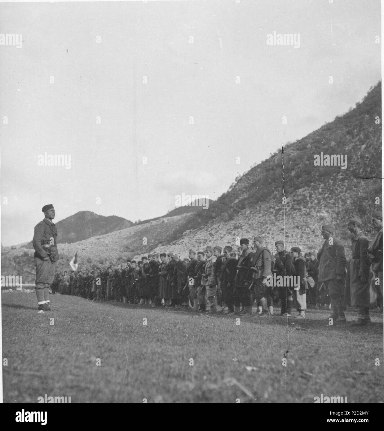 . Italiano: Mitar Bakic parla ai partigiani della Seconda Divisione proletaria alla Vigilia della Battaglia della Sutjeska. 1943. Unbekannt 2 2. Div. proletar. Bakic Mitar Stockfoto