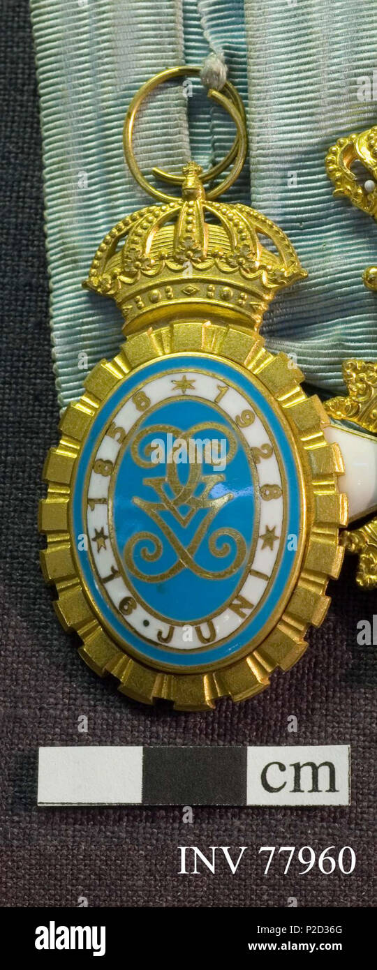. Englisch: Ehrenmedaille von König Gustav V. von Schweden (1858-1928). Medaille in der Sammlung von Armémuseum, Stockholm, über DigitaltMuseum. Svenska: Konung Gustaf V: s jubileumsminnestecken 1858-1928. Armémuseum über DigitaltMuseum: 'enna Bild skyddas inte längre av upphovsrätt. Bin. 077960". Armémuseum 4 UHR 077960 Konung Gustaf Vs Jubileumsminnestecken 1858-1928 Stockfoto
