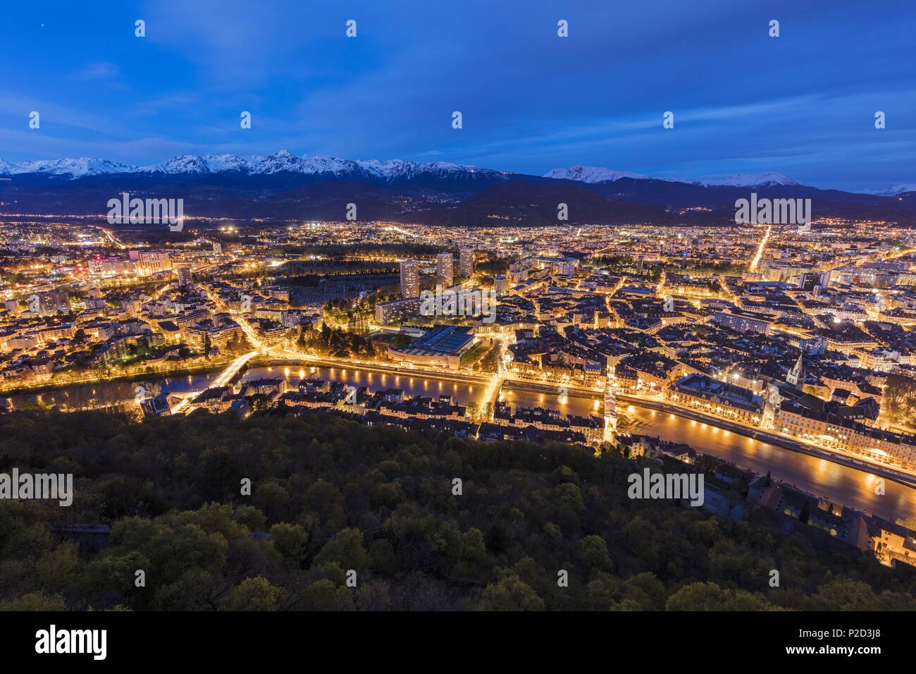 Frankreich, Isère, Grenoble, Panorama, da das fort von der Bastille, Blick auf die Stiftskirche Saint André und die Kette der schneebedeckten Belledonne Stockfoto
