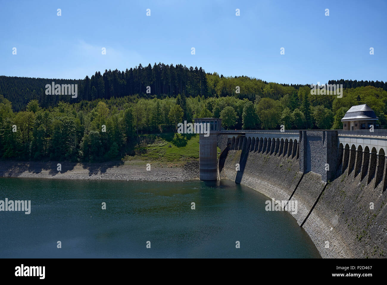 Dam, Listertalsperre, Olpe, Naturpark Ebbegebirge, Sauerland, Nordrhein-Westfalen im Sommer Sonnenschein Stockfoto