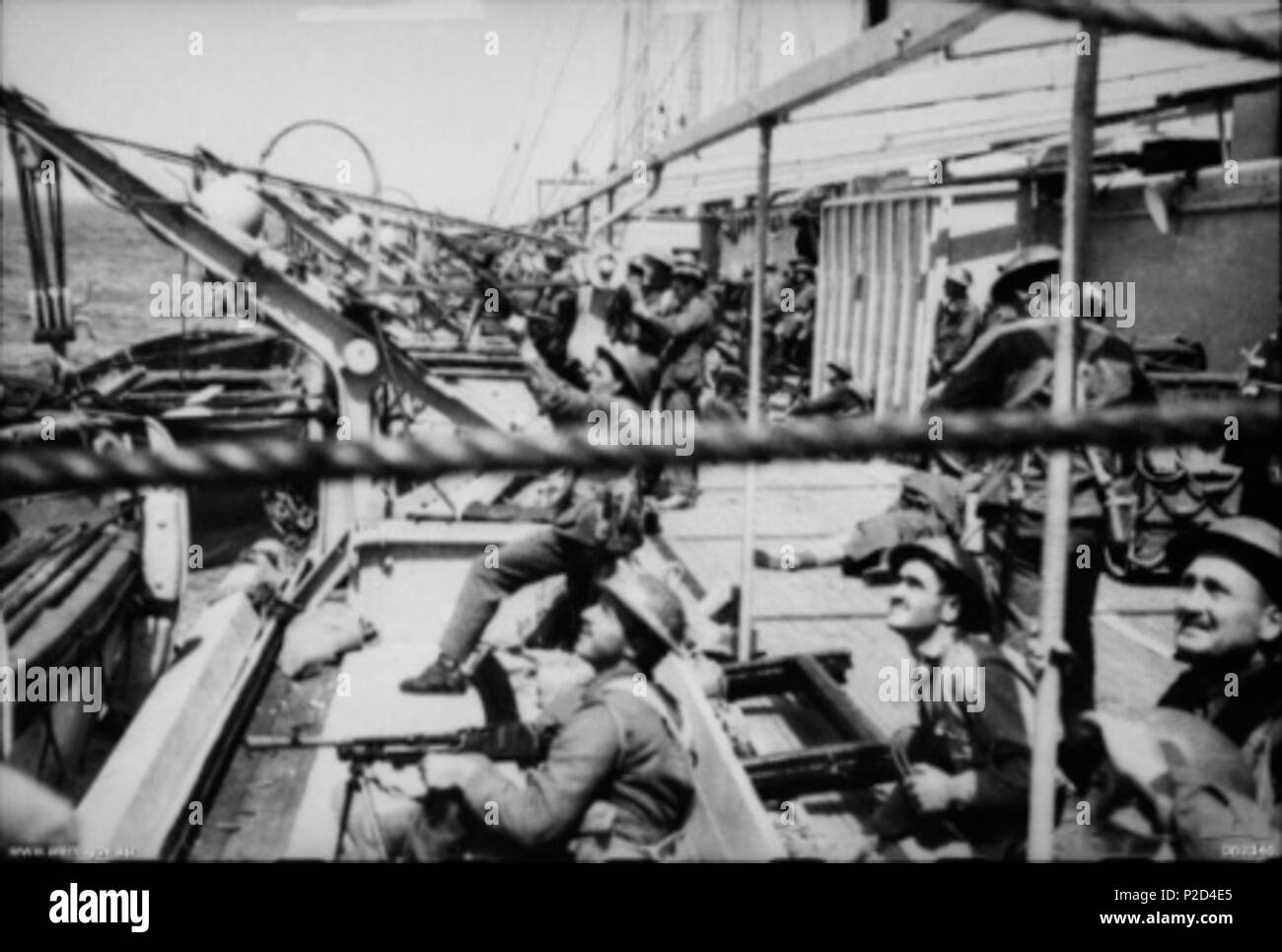 . Australian War Memorial (AWM) Katalog Nummer 069346. Australische Bren gunners verteidigen das Schiff Costa Rica gegen einen Angriff durch Deutsche oder Italienische Flugzeuge während der Evakuierung von Griechenland. Das Schiff wurde später gesunken, aber ohne Verlust des Lebens. April 1940. Unbekannt 8 Bren gunners Schiff Stockfoto