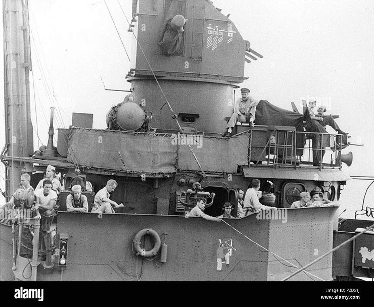 . Captain Arleigh A. Burke, USN, Commander Destroyer Squadron 23 (im Profil gesehen, die Fünfte von links) lesen auf der steuerbord Brücke Seitenflügel seines Flaggschiffs USS Charles Ausburne (DD-570), während Operationen in den Salomonen in 1943-1944. Die DesRon 23 "Little Beaver" Insignia ist auf der Brücke Flügel gemalt. Hinweis Anzeigetafel an der Seite von Charles Ausburne Mark's 37 gun Director gemalt, Rettungsring, Navigationslichter und Besatzungsmitglieder auf Ansehen, einige mit Kopfhörern. ca. 1944. USN 10 BurkeAusburne Stockfoto