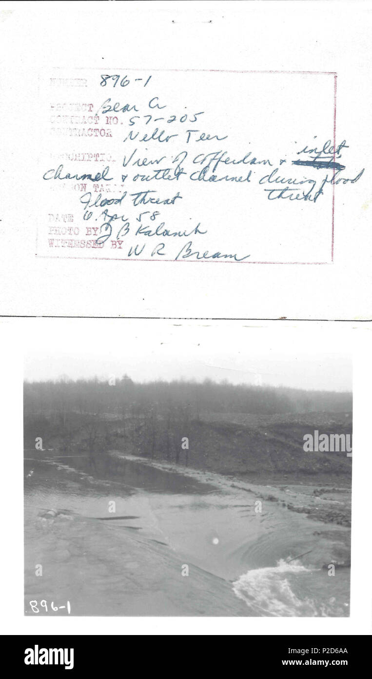 . Englisch: Blick auf fangdamms Überschwemmungen und Ein- und Auslass-kanäle während Hochwasser bedroht. 6. April 1958. Nello L. Teer Unternehmen 20 Francis E. Walter Dammbau Fangdamms Hochwasser 06. Stockfoto