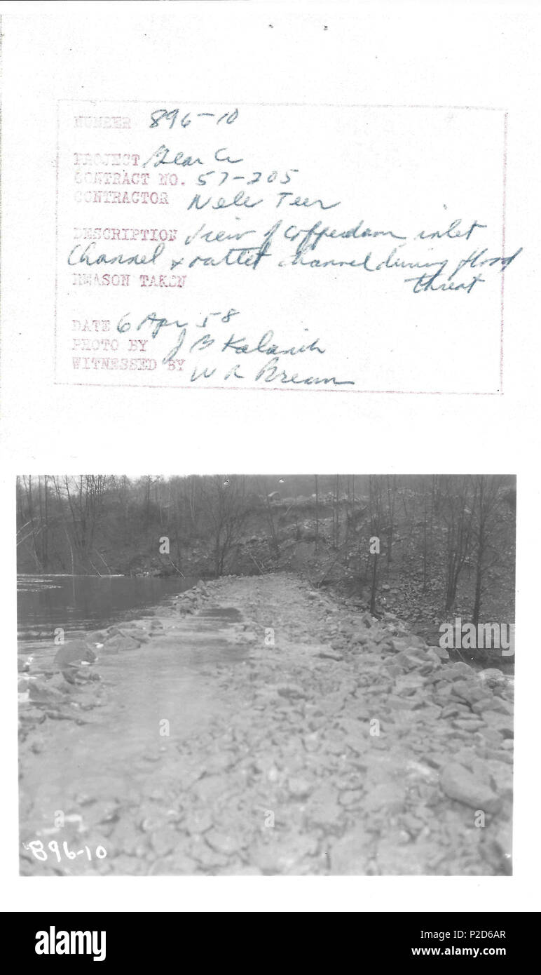 . Englisch: Wasser fließt über den Deich in die fangdamms, wo die Arbeiten an dem Francis E. Walter Damm getan wurde. 6. April 1958. Nello L. Teer Unternehmen 20 Francis E. Walter Dammbau Fangdamms Hochwasser 13. Stockfoto