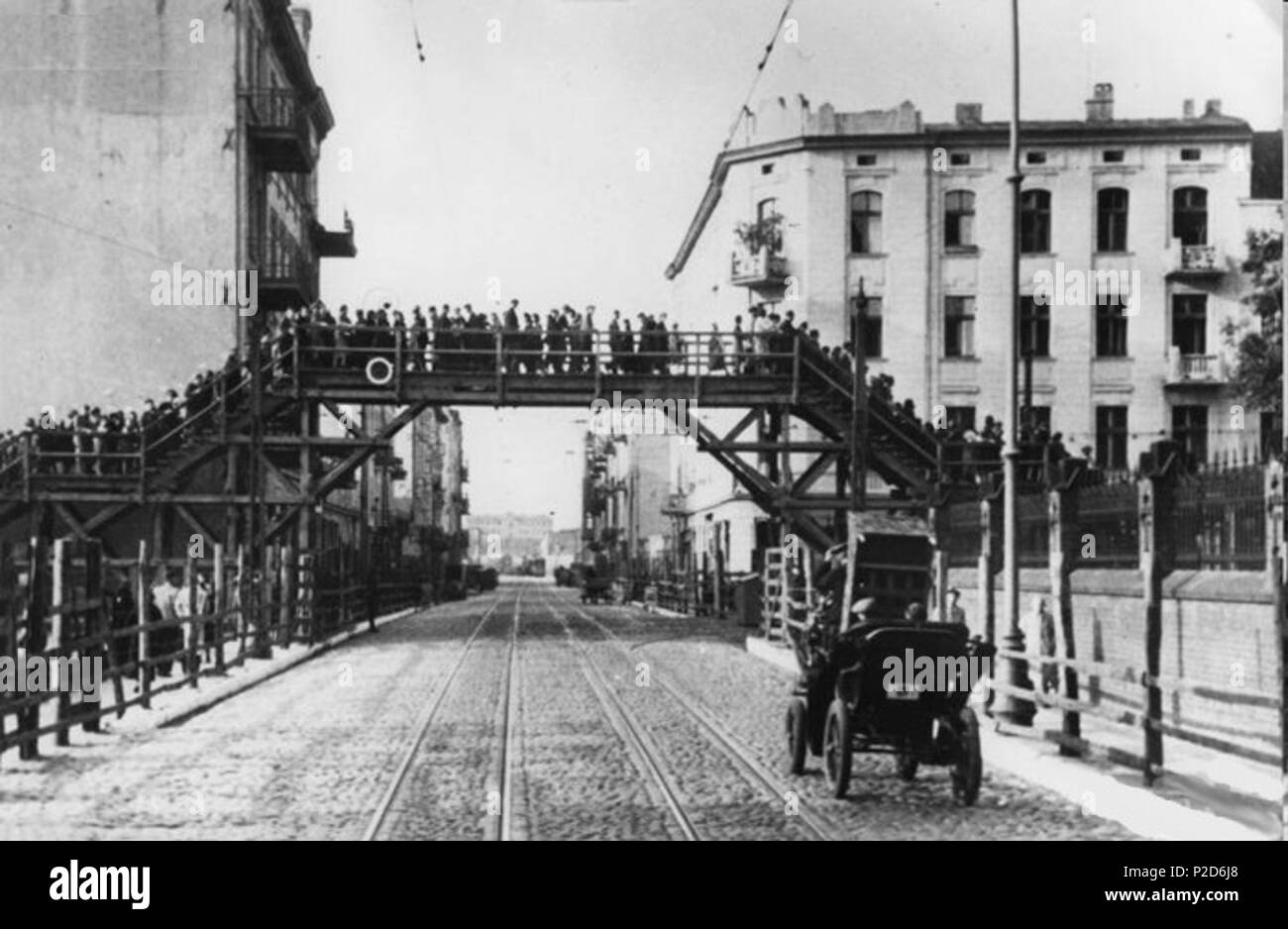 . Englisch: Die fußgängerbrücke über Zgierska Straße, die die beiden Teile des Ghetto Lodz verbunden. Die Straße selbst war nicht Teil des Ghettos. Lodz, Polen, Ca. 1941. 1941. Unbekannt 22 Ghetto Brücke Stockfoto