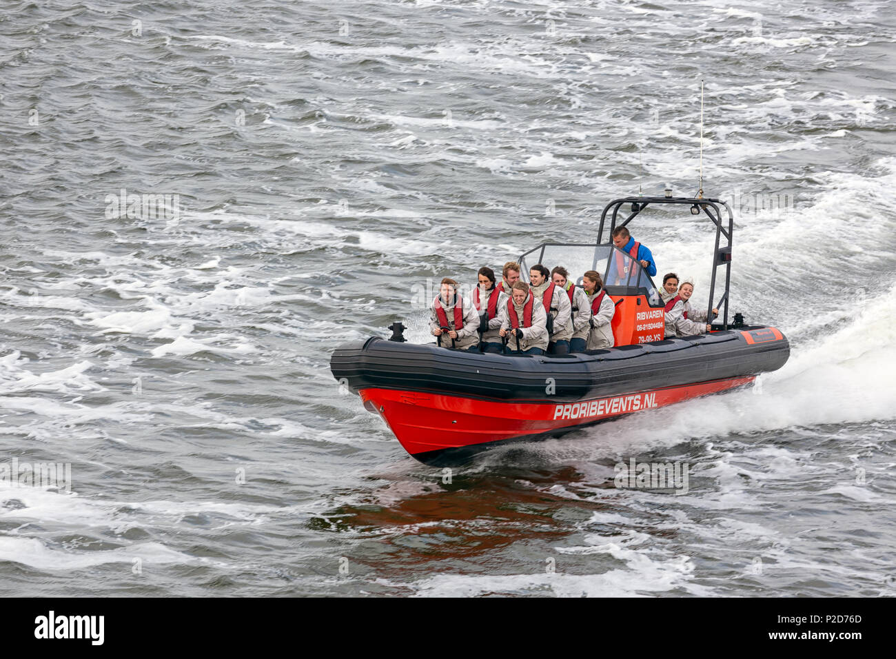 Wassersport mit Schnellboot mit Menschen mit hoher Geschwindigkeit Stockfoto