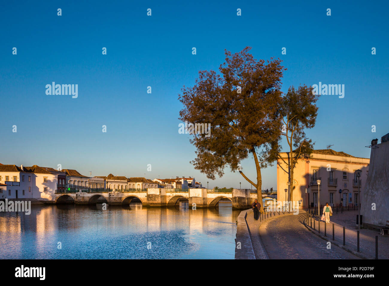 Römische Brücke Ponte Romana über Rio Gilao, Tavira, Algarve, Portugal Stockfoto