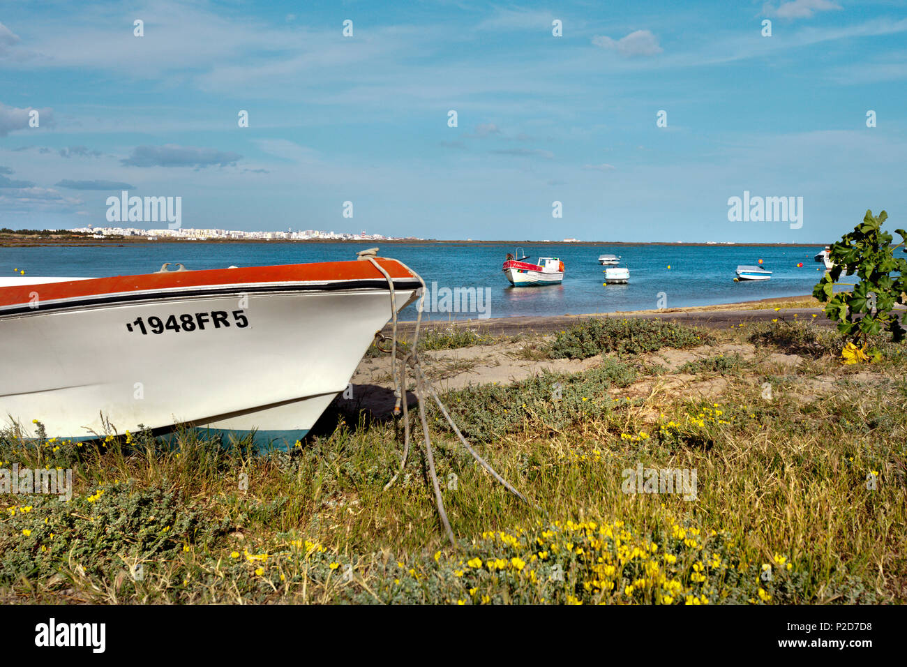 Boot auf den Strand, die Lagune, Praia de Faro Faro Algarve, Portugal Stockfoto