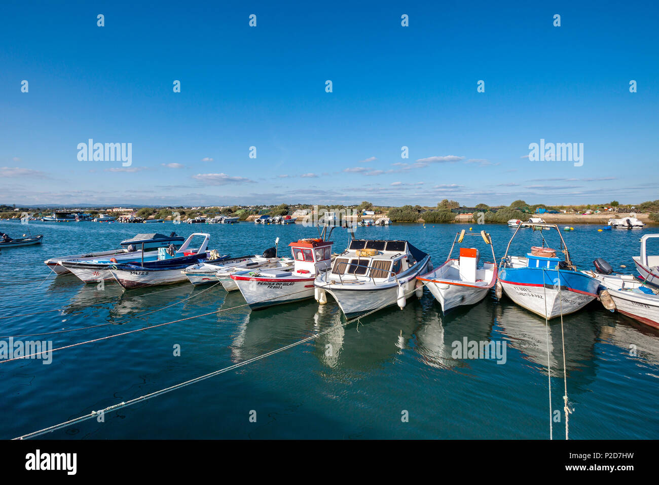 Boote im Hafen, Fischerdorf Fuzeta, Olhao, Algarve, Portugal Stockfoto