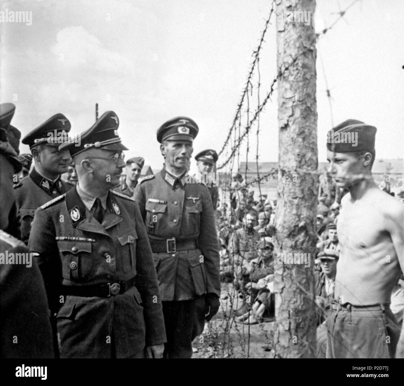 . Englisch: Heinrich Himmler in einem Kriegsgefangenenlager während des Zweiten Weltkrieges 2. Der Gefangene von einigen britischen Soldaten zu sein behauptet wird, Horace Greasley. Diese Identifizierung ist umstritten. #: Horace Greasley. zwischen 1940 und 1941. Heinrich Hoffmann Collection (ausländische Aufzeichnungen beschlagnahmt) 24 Himmler inspiziert Kriegsgefangenenlager Stockfoto