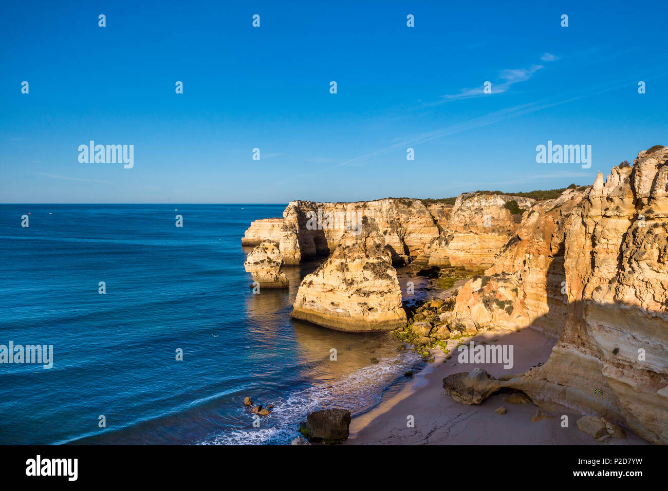 Strand und Felsküste, Praia da Marinha, Faro, Algarve, Portugal Stockfoto