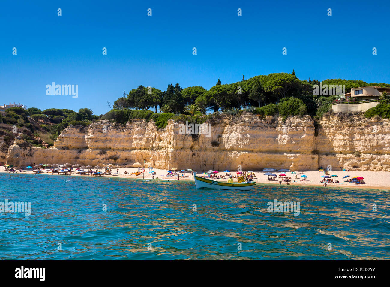 Blick von der Yacht auf die Küste, Faro, Algarve, Portugal Stockfoto