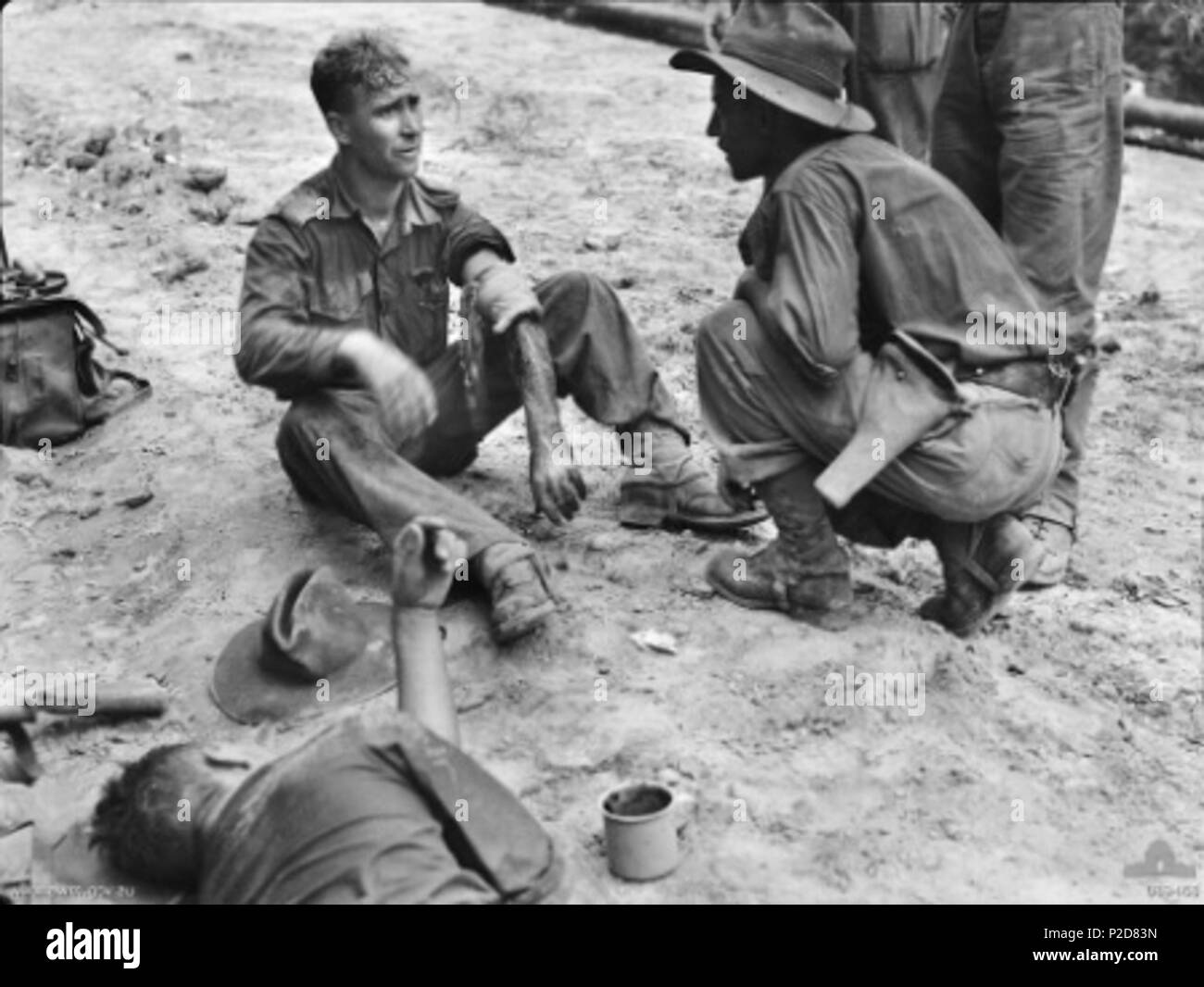 . Englisch: Private C.E. Collins von C Company, 2/48 th Australische Infanterie Bataillon, AIF, die in den Arm durch eine Granate bei einem Angriff auf Sykes Funktion verwundet wurde, im Gespräch mit Captain Johnston, auch von Unternehmen. 6. Mai 1945. Robert Eric Donaldson 5 Australische Opfer Sykes Tarakan 5-6-45 Stockfoto