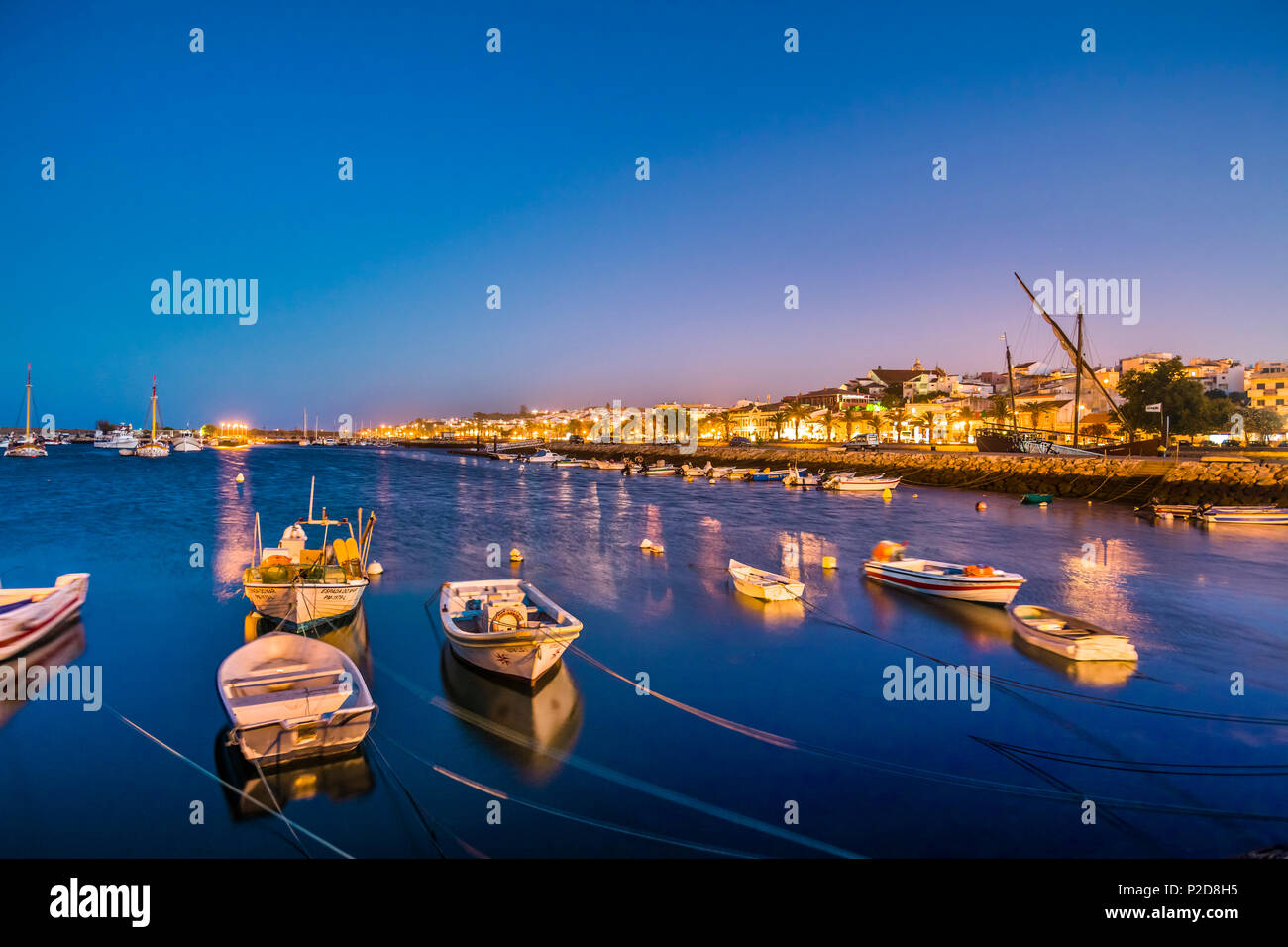 Blick vom Hafen in Richtung Altstadt in der Dämmerung, Lagos, Algarve, Portugal Stockfoto