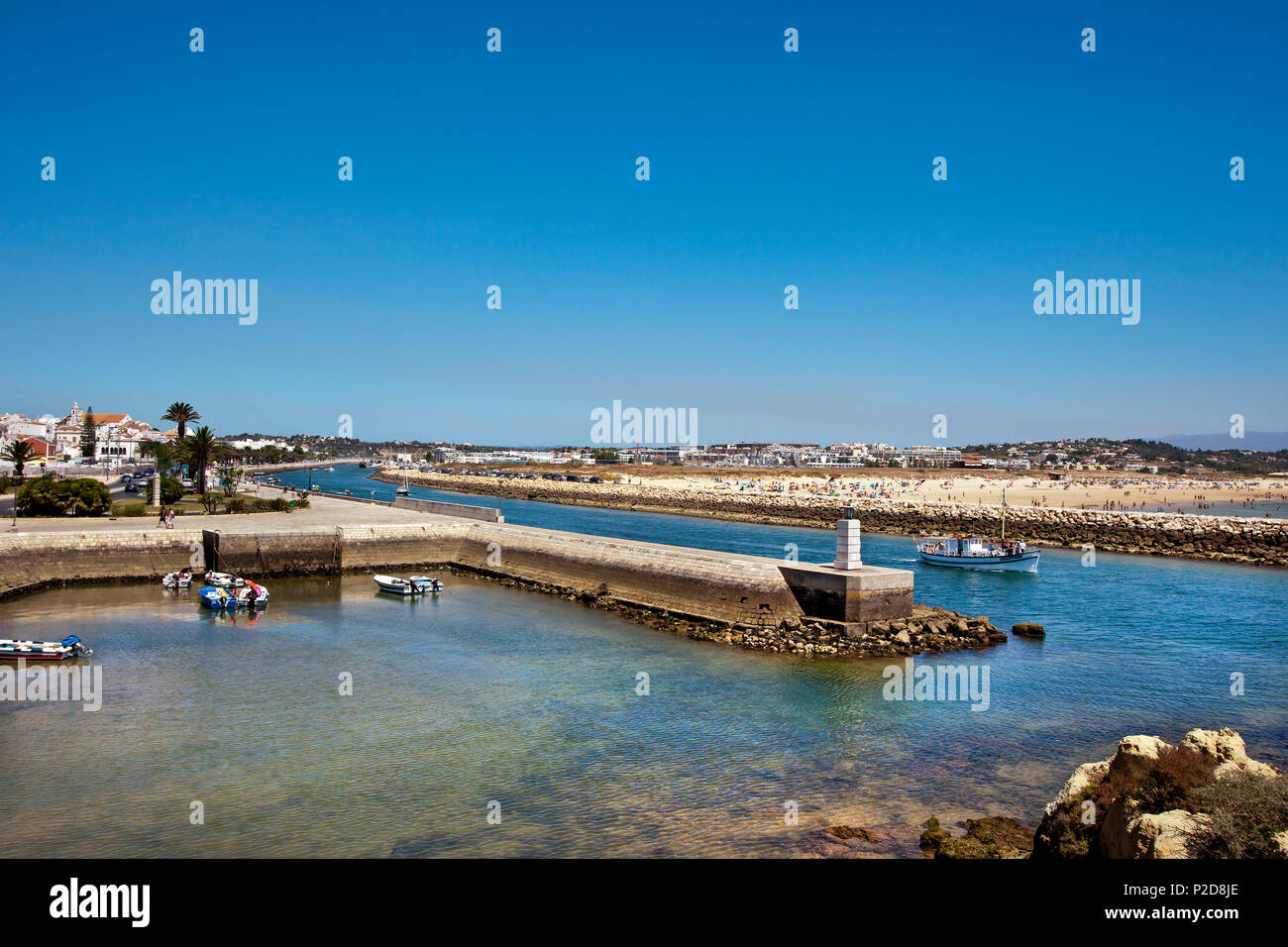 Blick vom Schloss in Richtung Hafen und Strand, Lagos, Algarve, Portugal Stockfoto